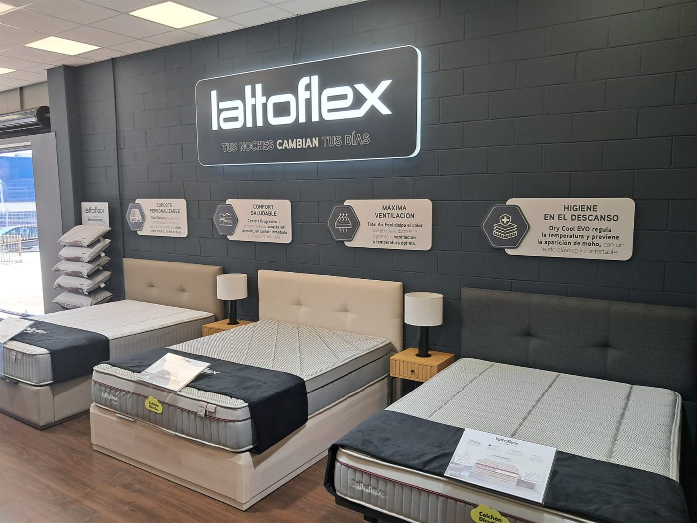 Zona Lattoflex de la tienda con tres camas montadas y almohadas expuestas